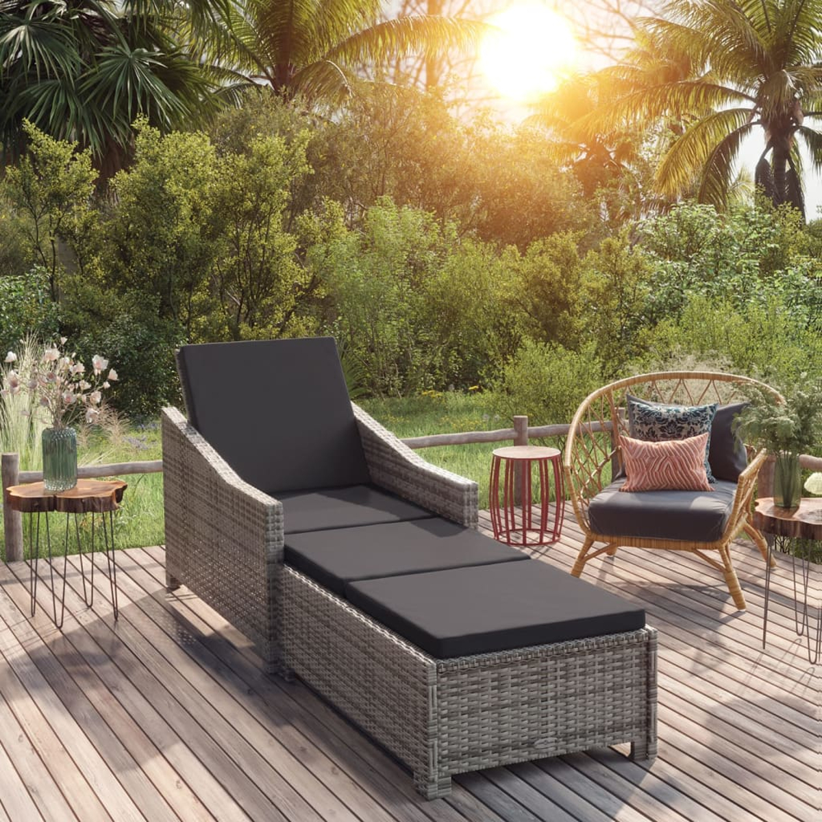 Szene im Freien: Rattan-Liege mit Kissen, ein Stuhl und ein Tisch auf einer Holzterrasse.