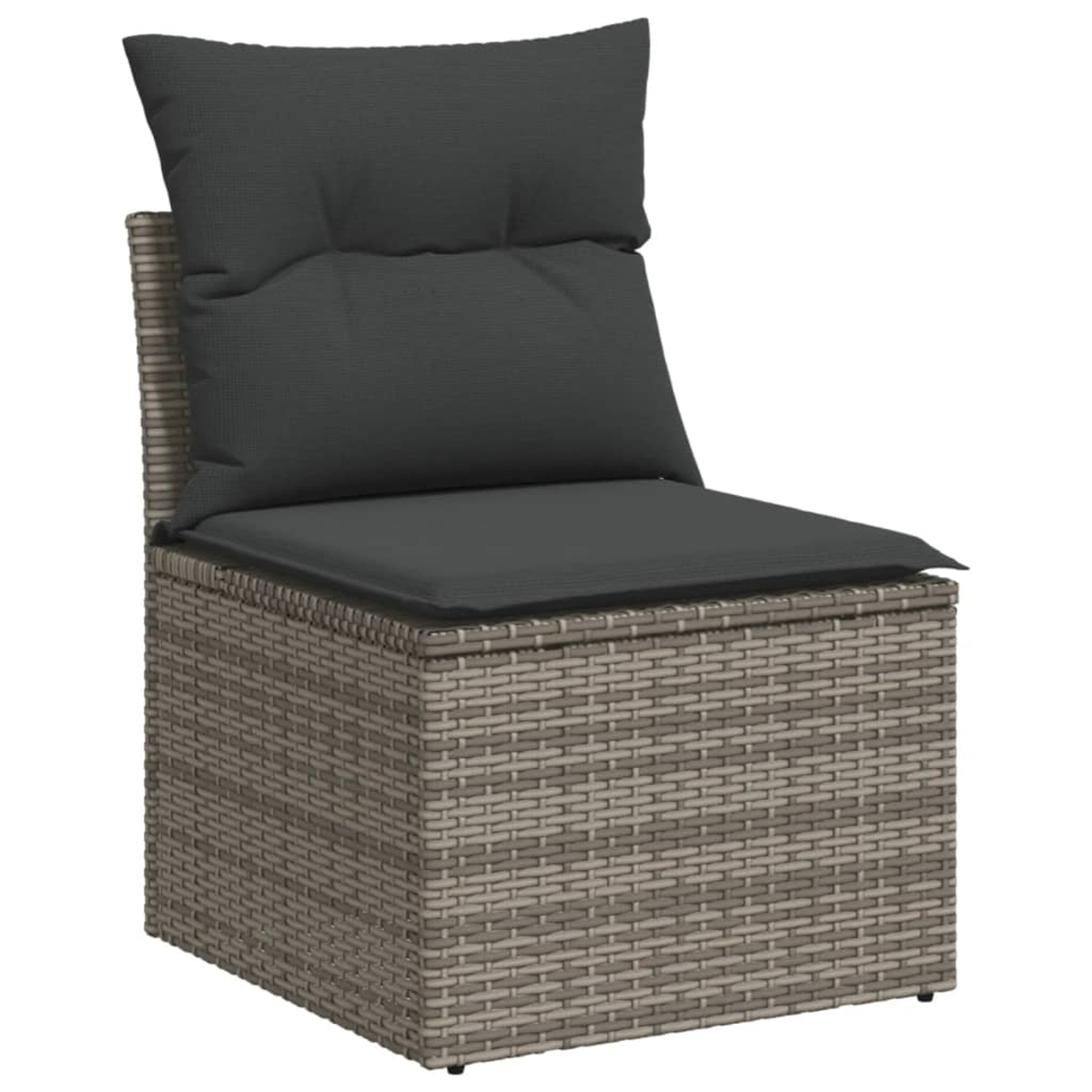 Sedia in rattan grigio con cuscino grigio scuro. La sedia ha una forma quadrata.