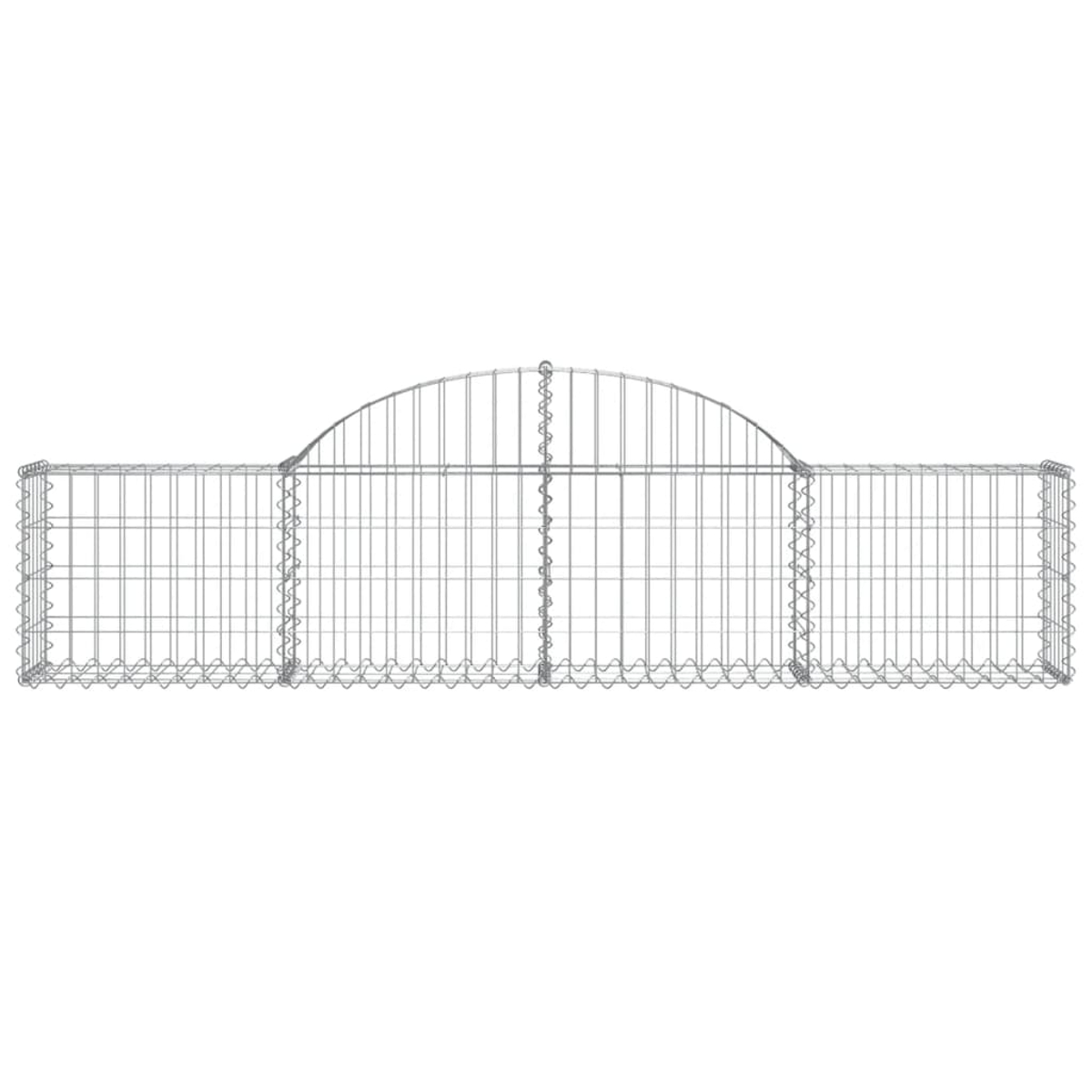 Eine metallische Gabionenwand in rechteckiger Form mit gebogenem Oberteil, vor weißem Hintergrund.