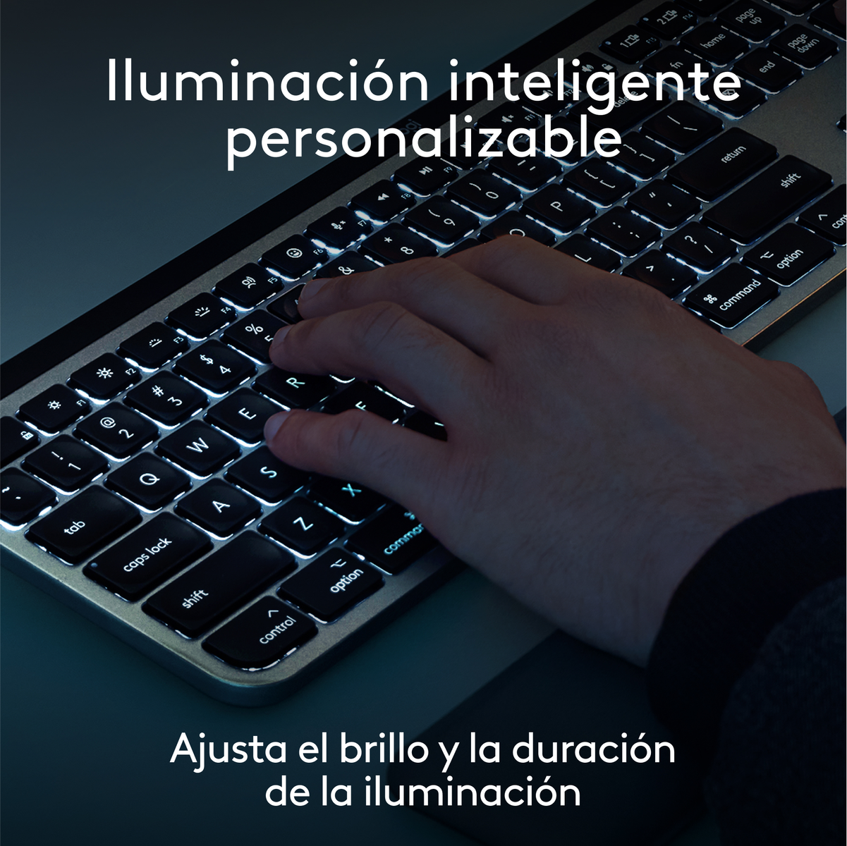 Primo piano di una tastiera con tasti illuminati. Testo: Luminosità e durata regolabili.