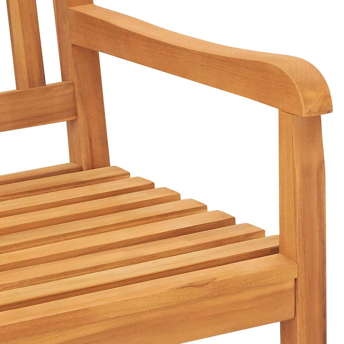 Nahaufnahme der Armlehne einer Holzbank. Die Holzmaserung und die Lamellen sind sichtbar.