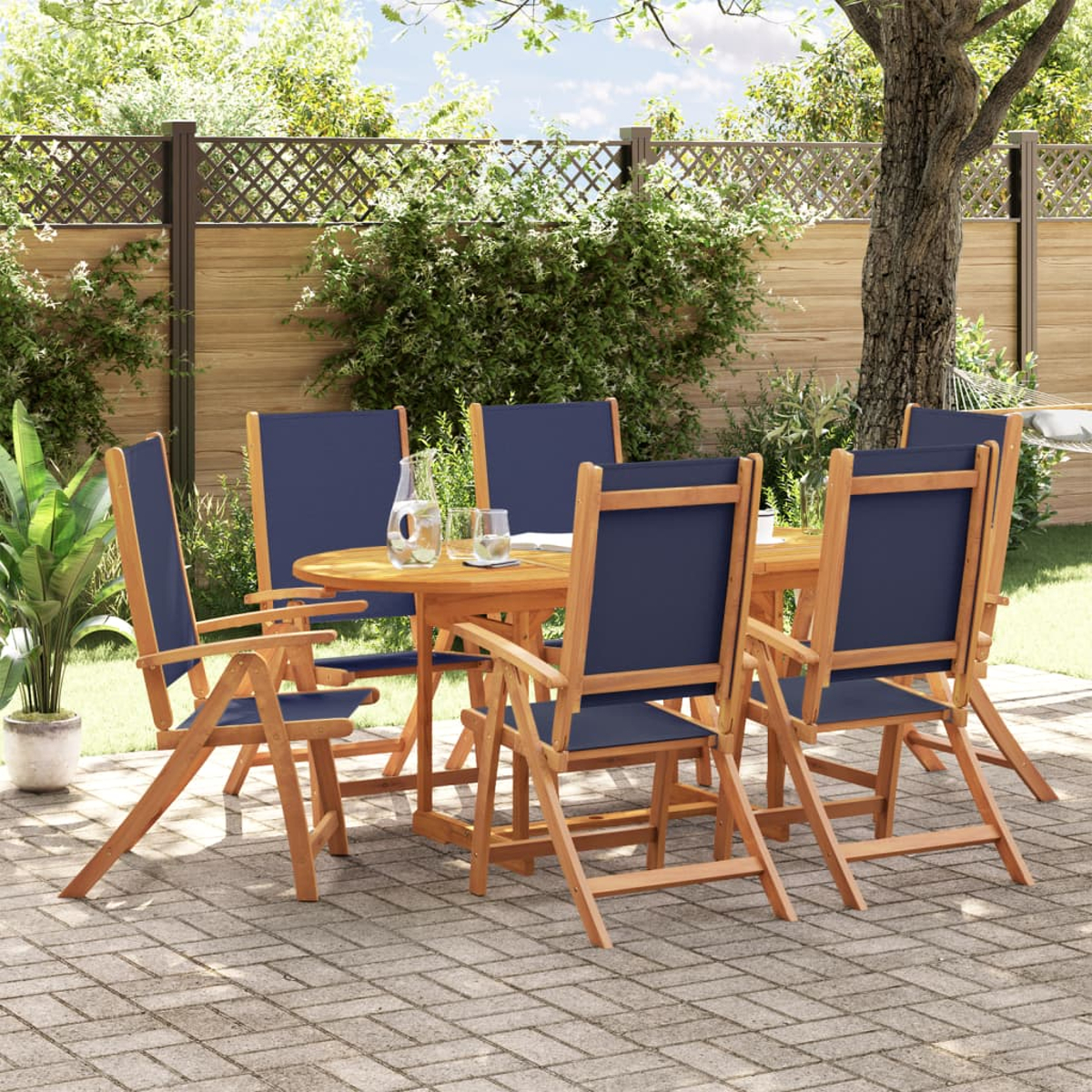 Set da pranzo all'aperto con tavolo in legno e 6 sedie blu su un patio.