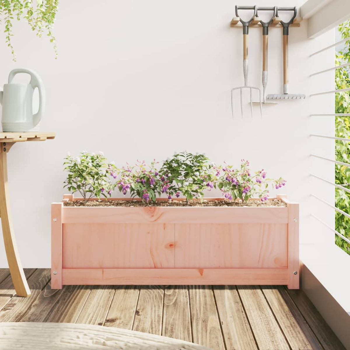 Holzpflanzer mit Blumen. Rosa Farbe.