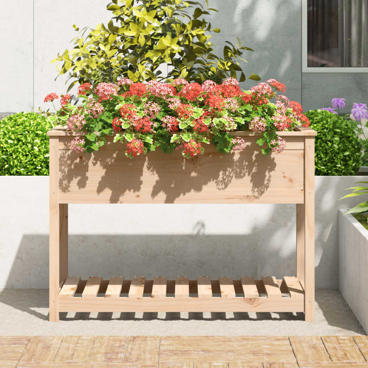 Holzpflanzkasten mit roten und grünen Blumen gefüllt.