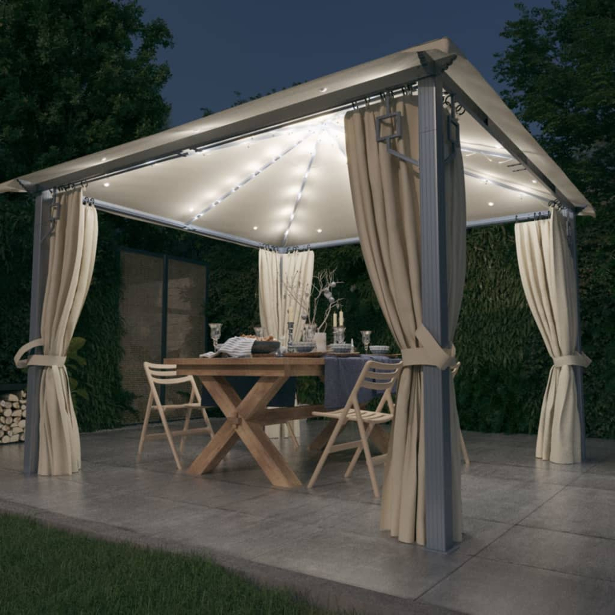 Pavillon bei Nacht mit Licht. Ein Tisch, Stühle und Dekorationen sind aufgestellt. Dunkelgrüner Hintergrund.