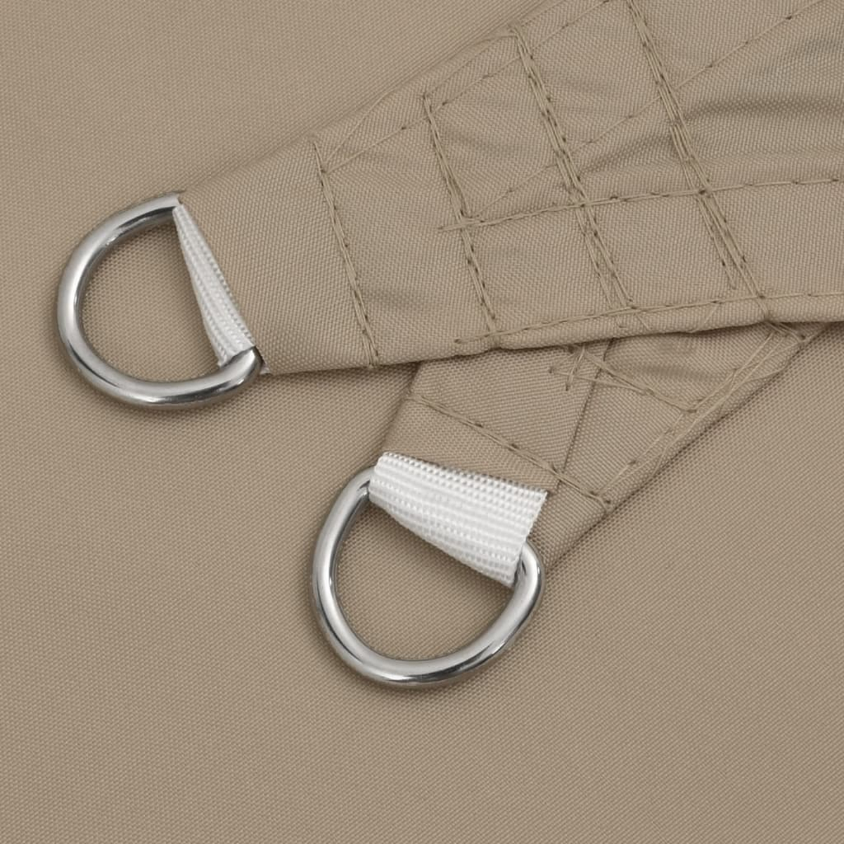 Nahaufnahme von beigem Sonnenschutzstoff mit Metallringen.