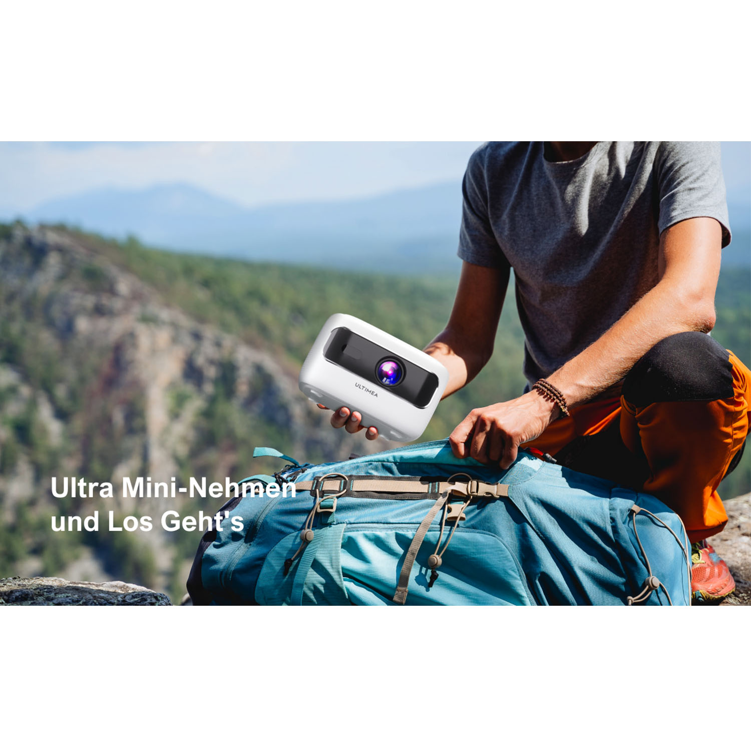Person hält einen Projektor in der Nähe eines Rucksacks. Text: Ultra Mini-Nehmen und Los geht's.