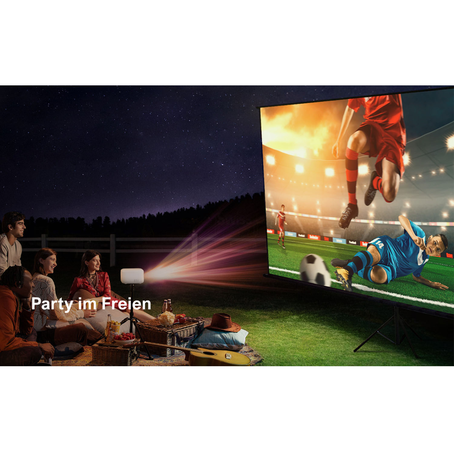 Leute schauen nachts ein Fußballspiel, das auf eine Leinwand projiziert wird. Party im Freien.