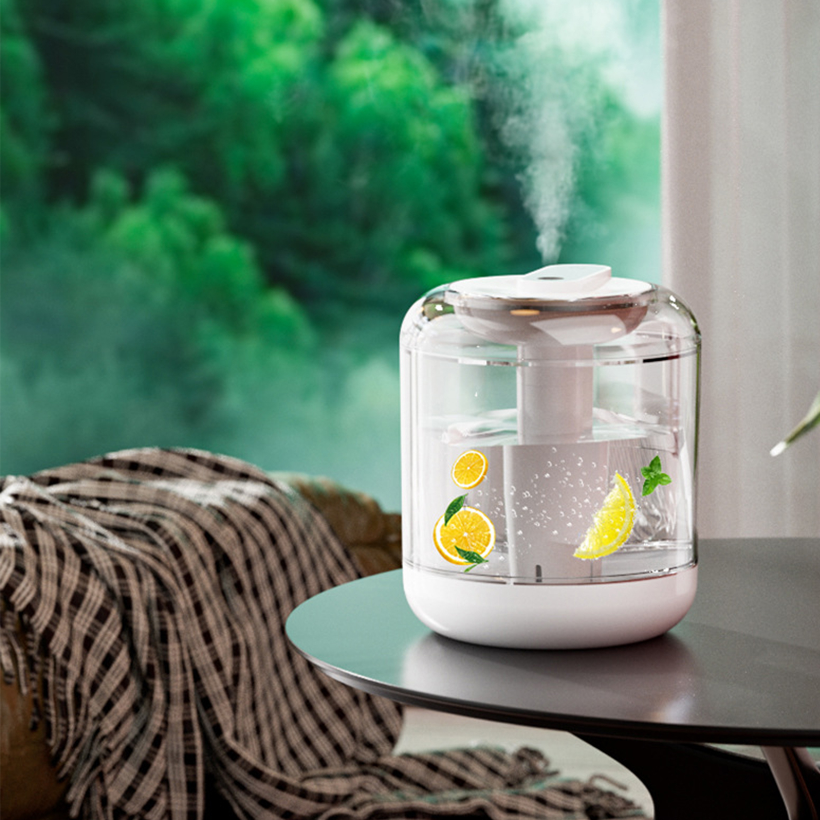 Ein Luftbefeuchter mit Wasser, Zitronenscheiben und Minze, auf einem Tisch mit Fenster im Hintergrund.