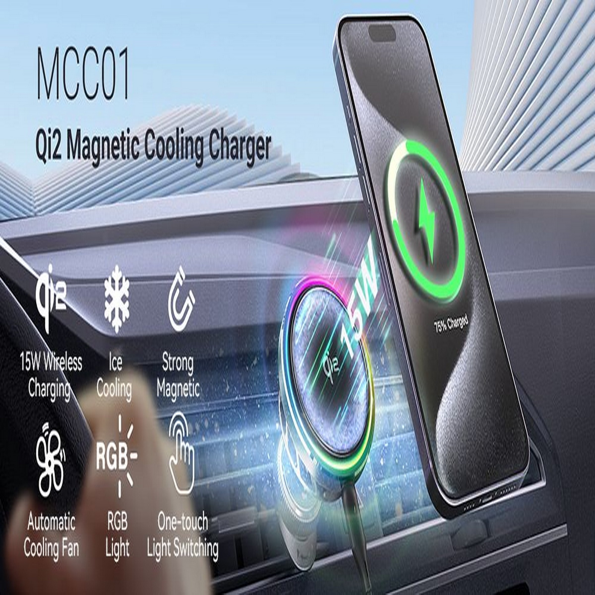 Autoinnenraum mit Telefon, das an einem magnetischen Qi2-Funkladegerät geladen wird. Text 'MCC01 Qi2 Magnetic Cooling Charger' ist vorhanden.
