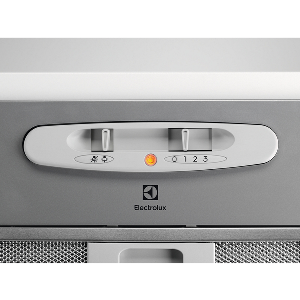 Primo piano di un pannello di controllo con pulsanti per una cappa da cucina, con il logo Electrolux sotto.