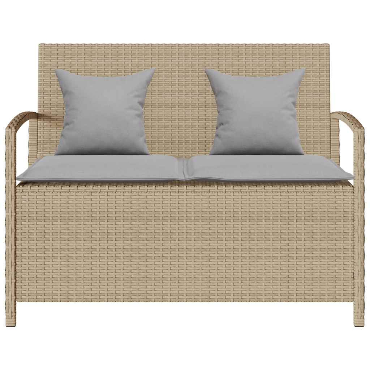 Una panca beige intrecciata con due cuscini grigi, su uno sfondo neutro.
