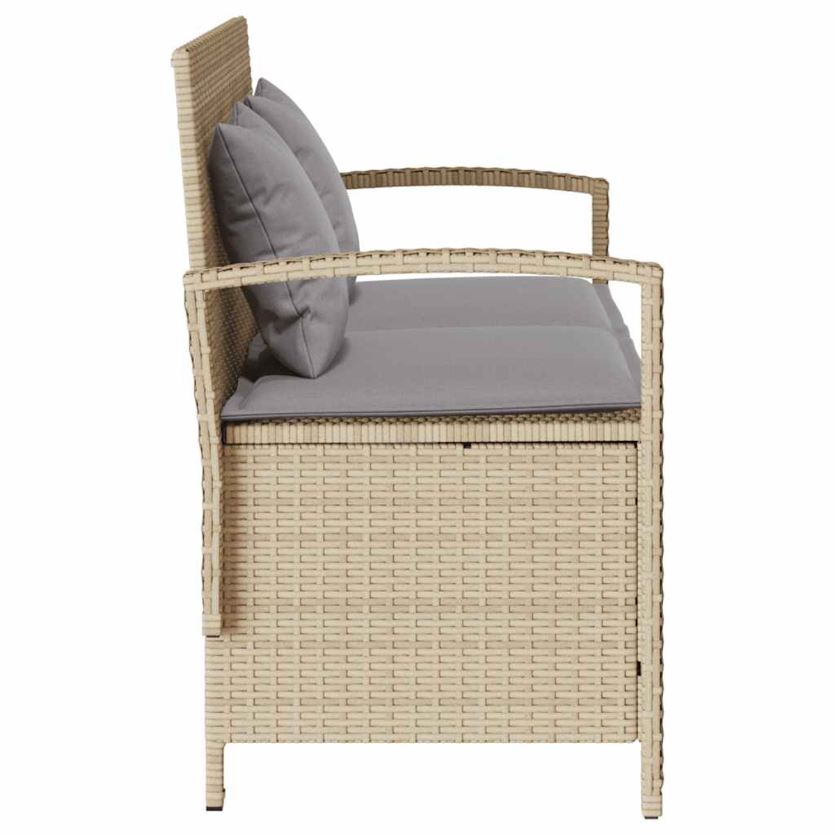 Vista laterale di una panca intrecciata beige con cuscini e braccioli, su sfondo bianco.