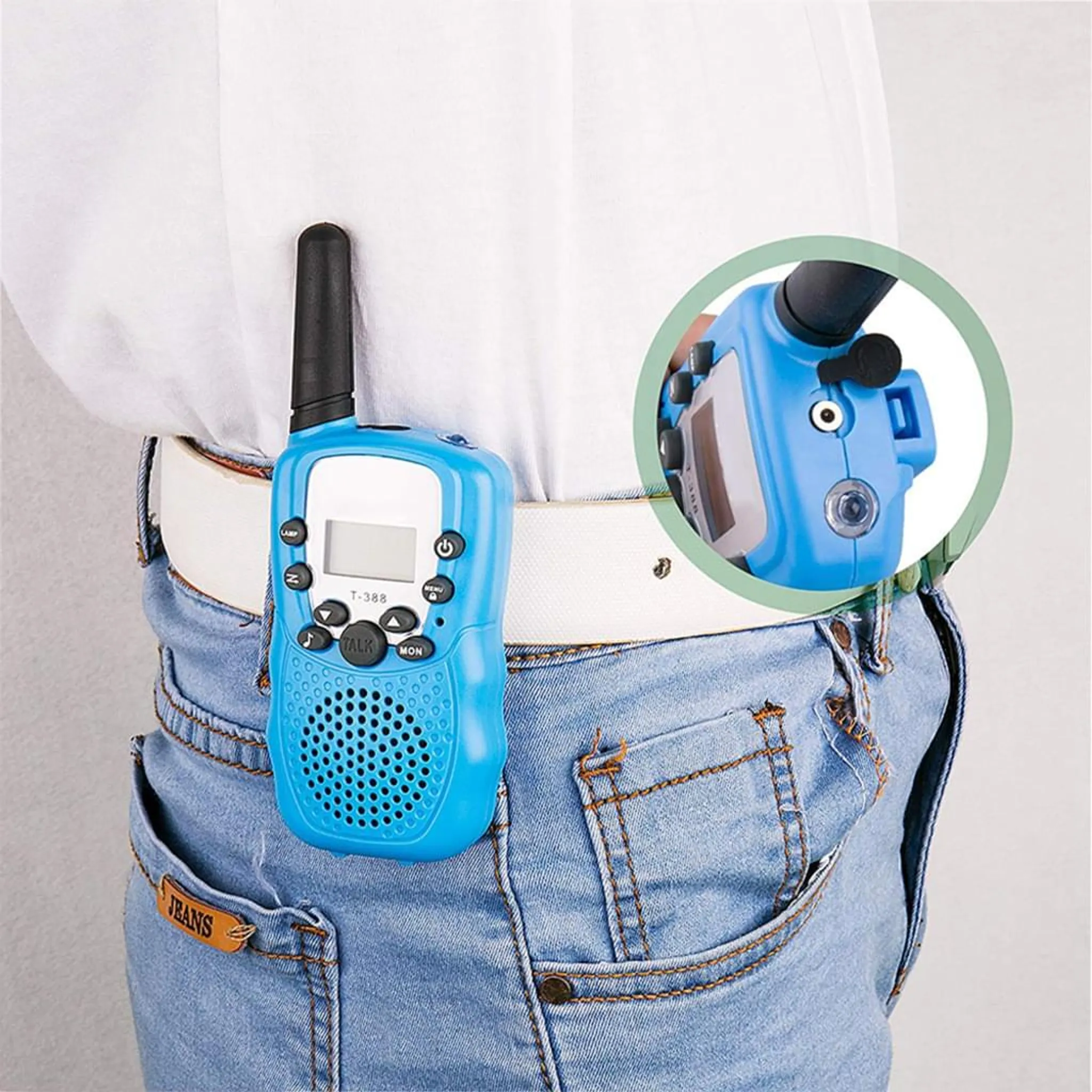 Ein blaues Walkie-Talkie, das am Gürtel einer Person mit Jeans befestigt ist.