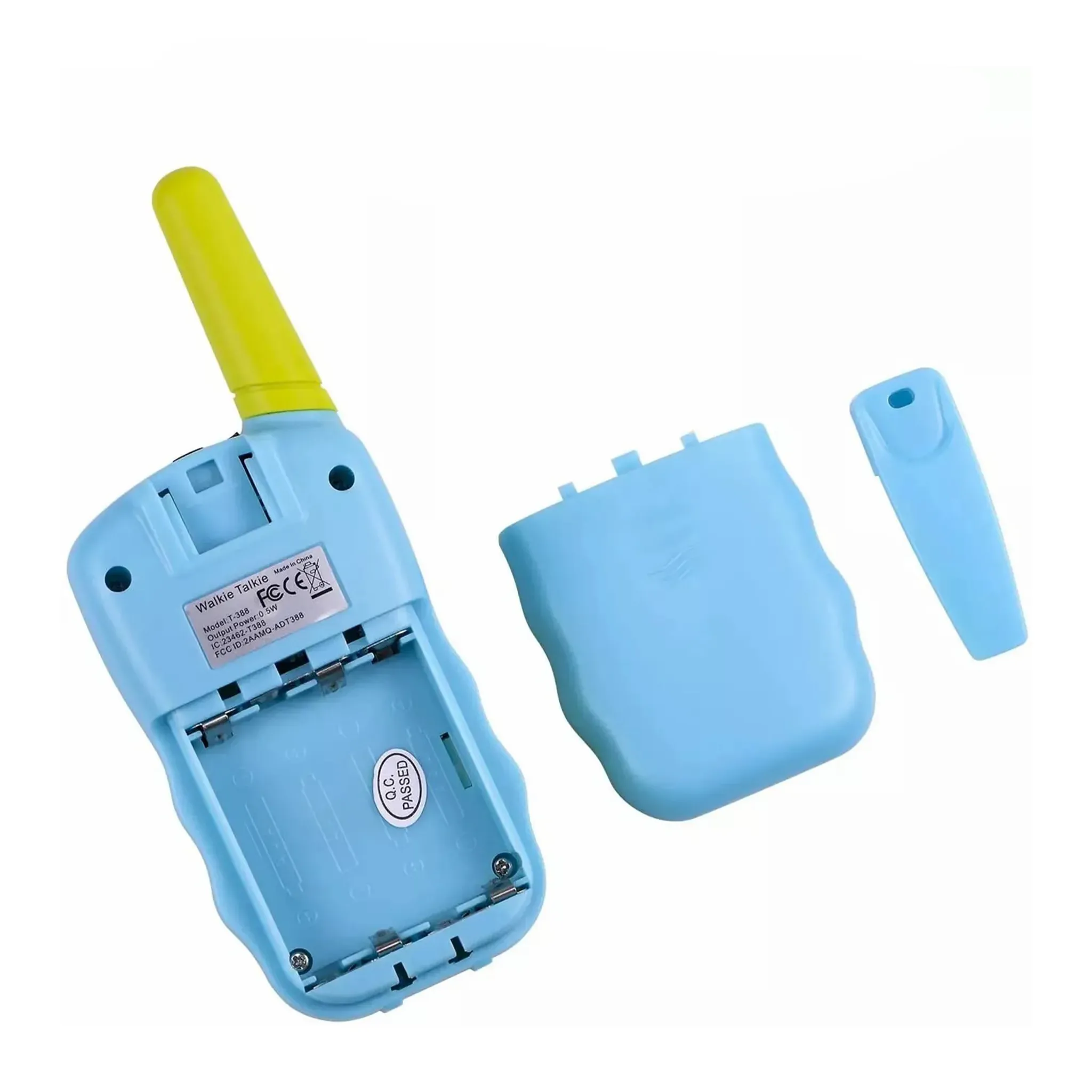 Ein blau-gelbes Walkie-Talkie mit geöffneter Rückseite, das das Batteriefach zeigt.