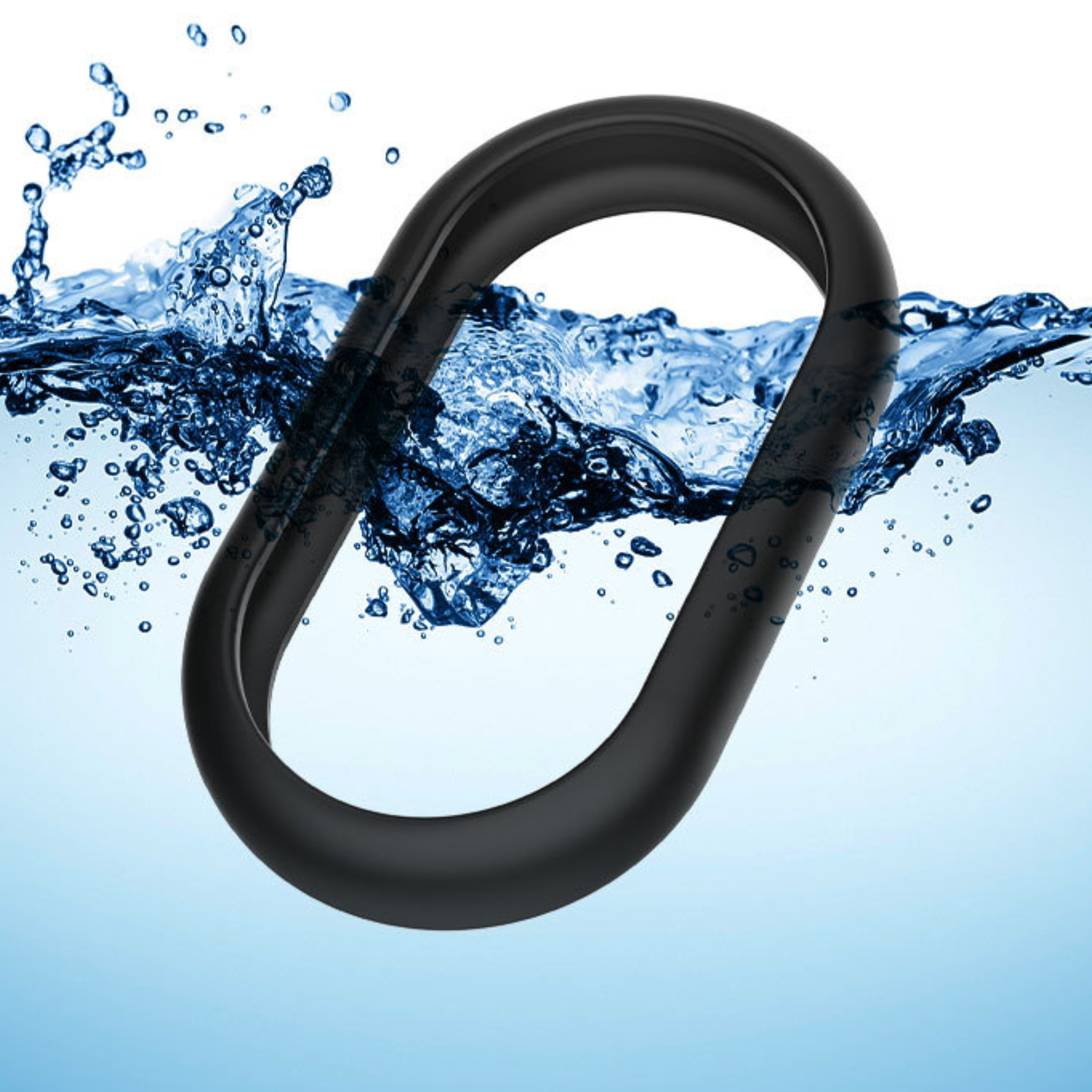 Ein schwarzer Ring, der in Wasser mit blauen Reflexionen eingetaucht ist.