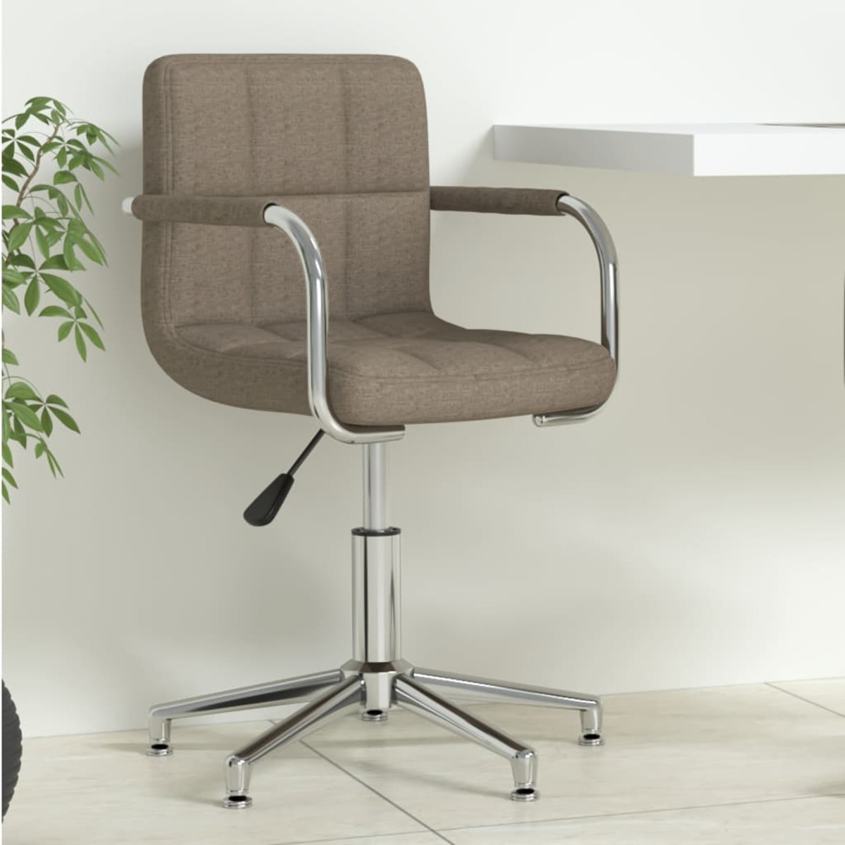 Silla de oficina con asiento de tela marrón, brazos y base cromados, contra una pared blanca.