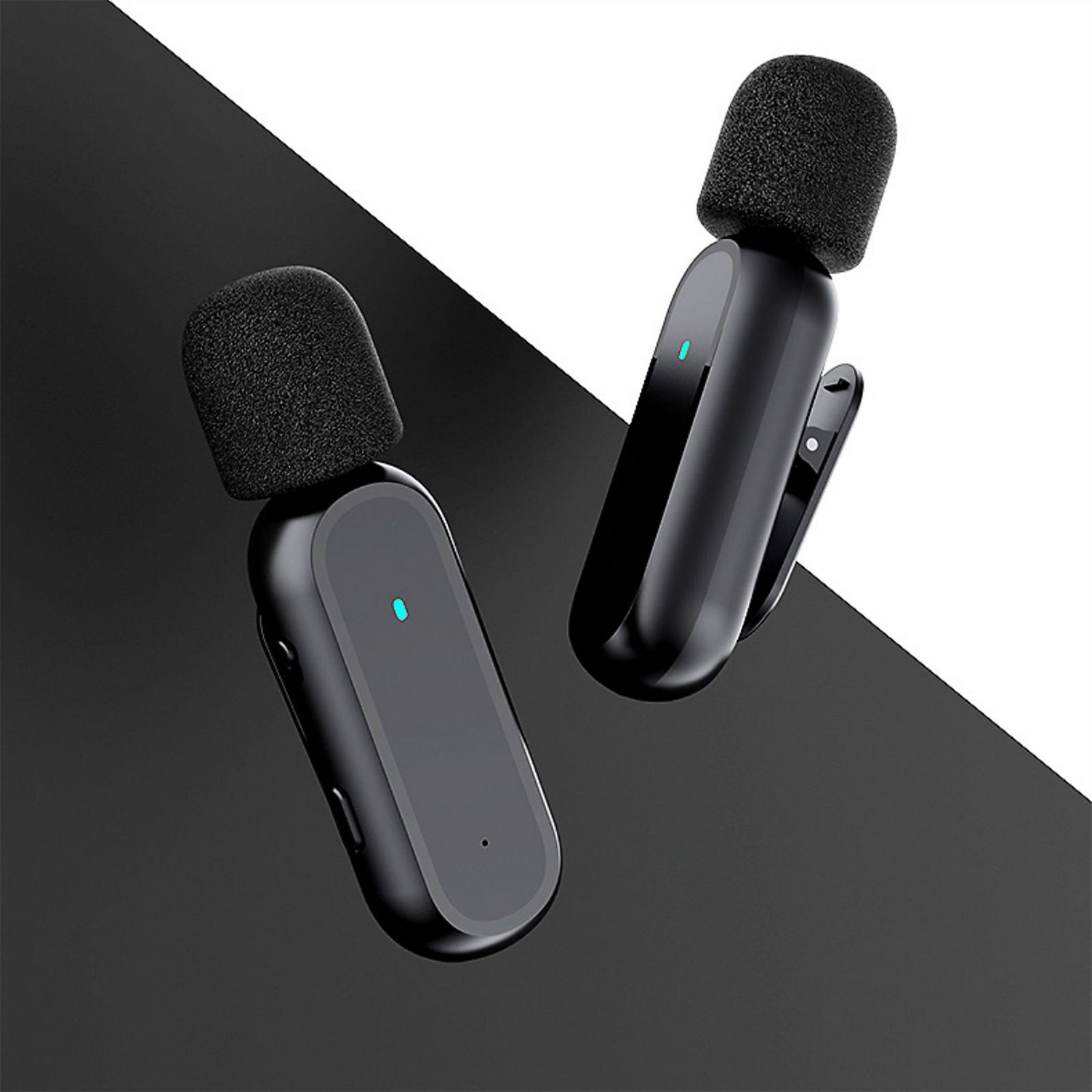 Zwei schwarze drahtlose Mikrofone mit Clip, eines mit blauem Licht, auf schwarz-weißem Hintergrund.