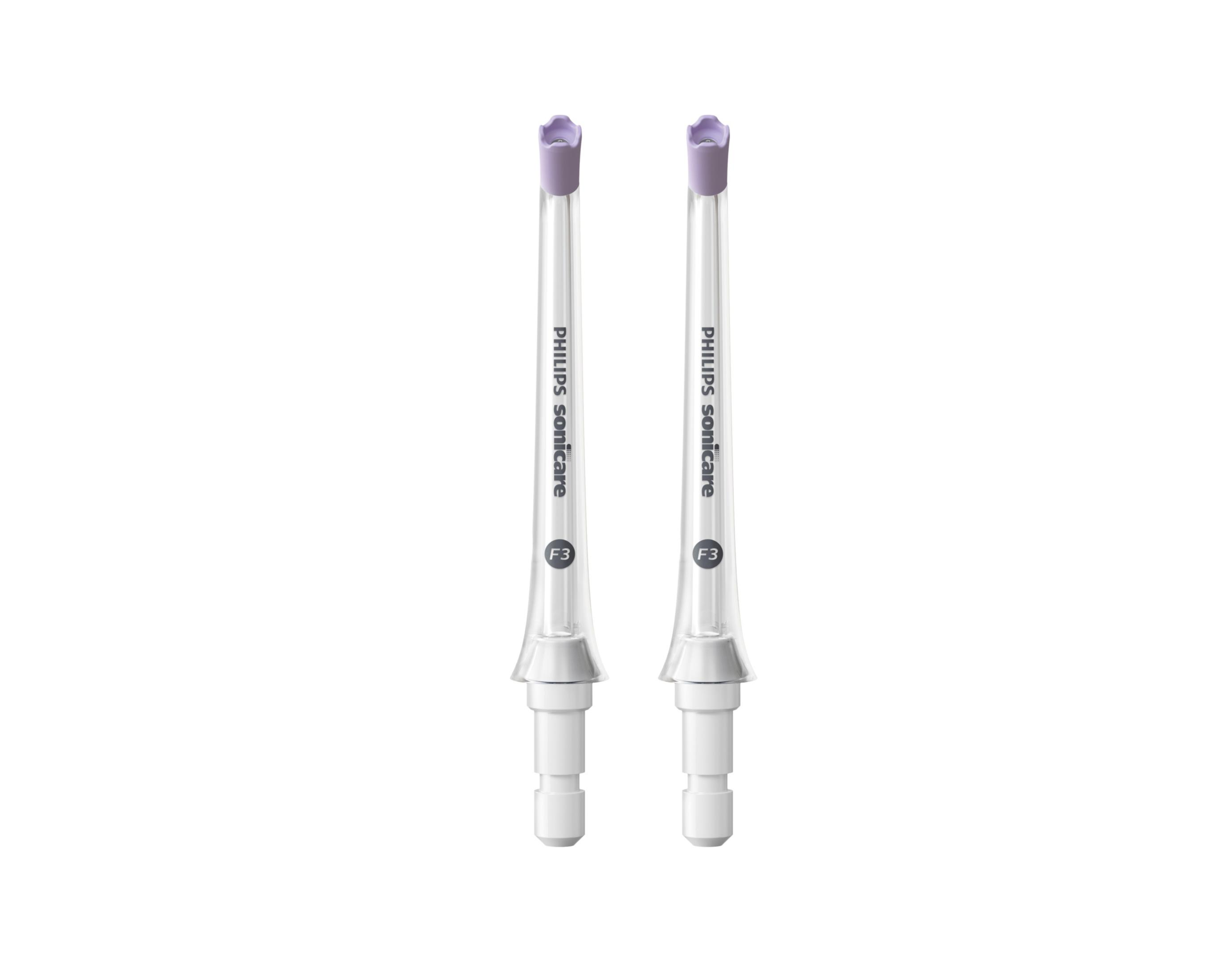 Mor uçlu iki beyaz Philips Sonicare diş fırçası başlığı, beyaz bir arka plan üzerinde dik duruyor.