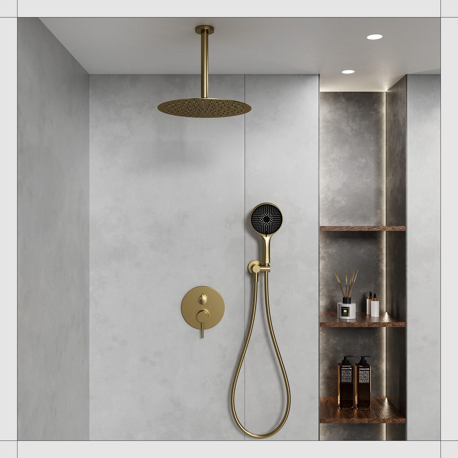Goldener Duschkopf und Armatur an grauer Wand, mit Holzregalen und Toilettenartikeln.
