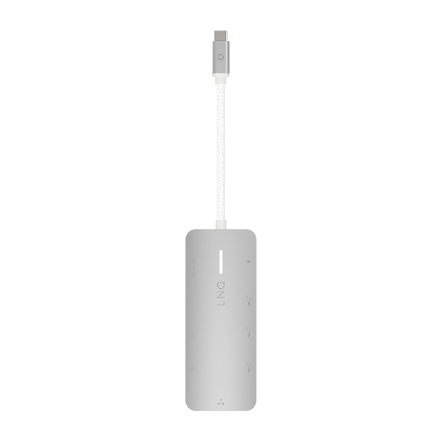 Hub USB-C argentato con cavo intrecciato. Le porte sono visibili sul lato. Sfondo bianco.