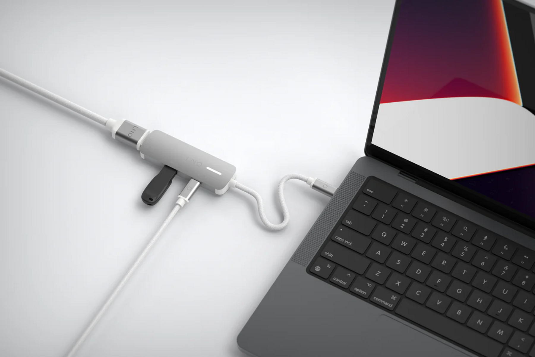 Ein weißer USB-C-Hub, der mit einem Laptop verbunden ist, mit mehreren Anschlüssen, mit der Marke 'LNQ'.
