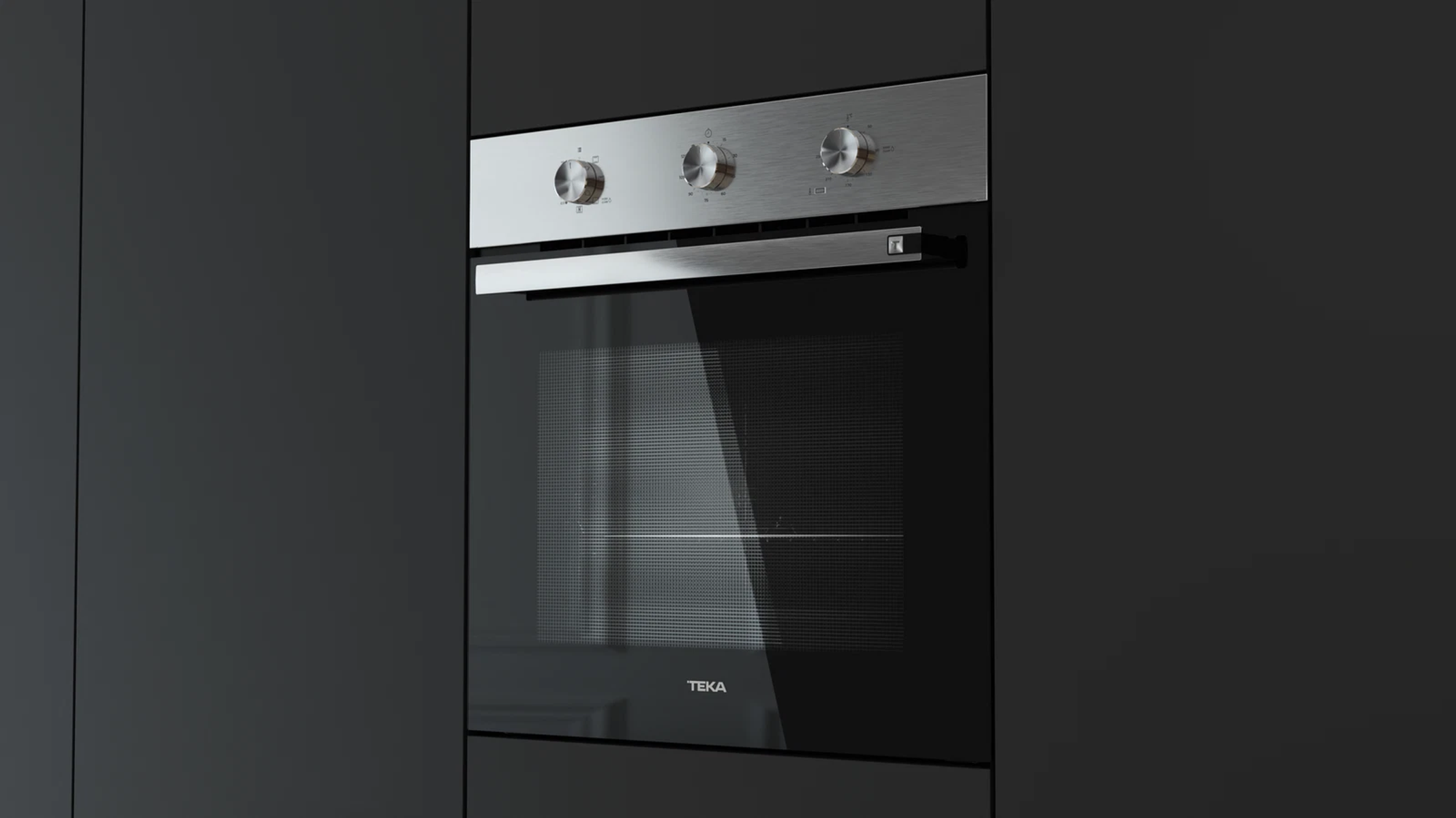 Un horno con puerta negra y controles de acero inoxidable. La marca "TEKA" es visible en la puerta.