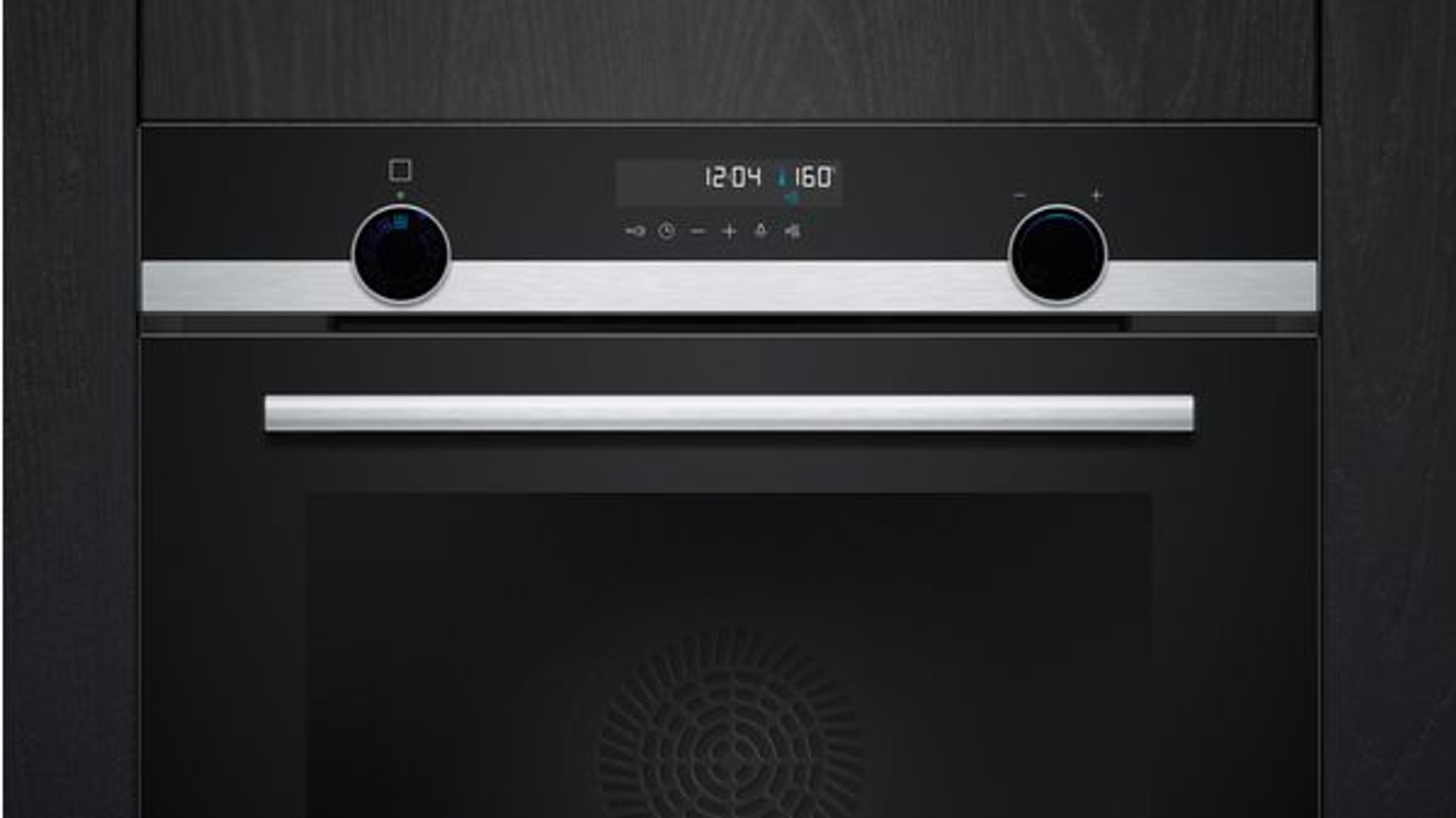 Horno negro con pantalla y mandos, sobre un fondo oscuro.
