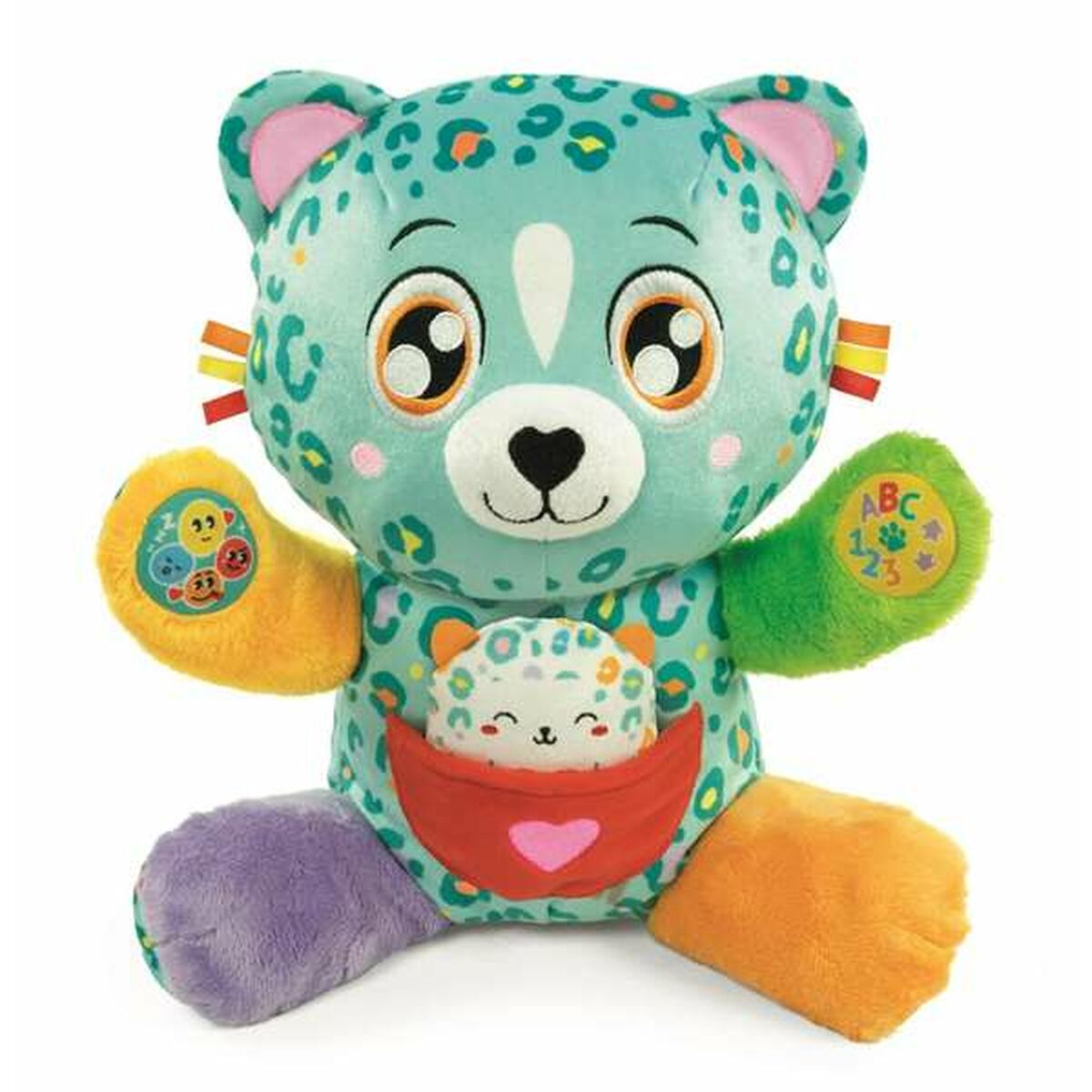 Un peluche de oso con estampado de leopardo verde azulado con un osito en su bolsillo rojo, sobre blanco.