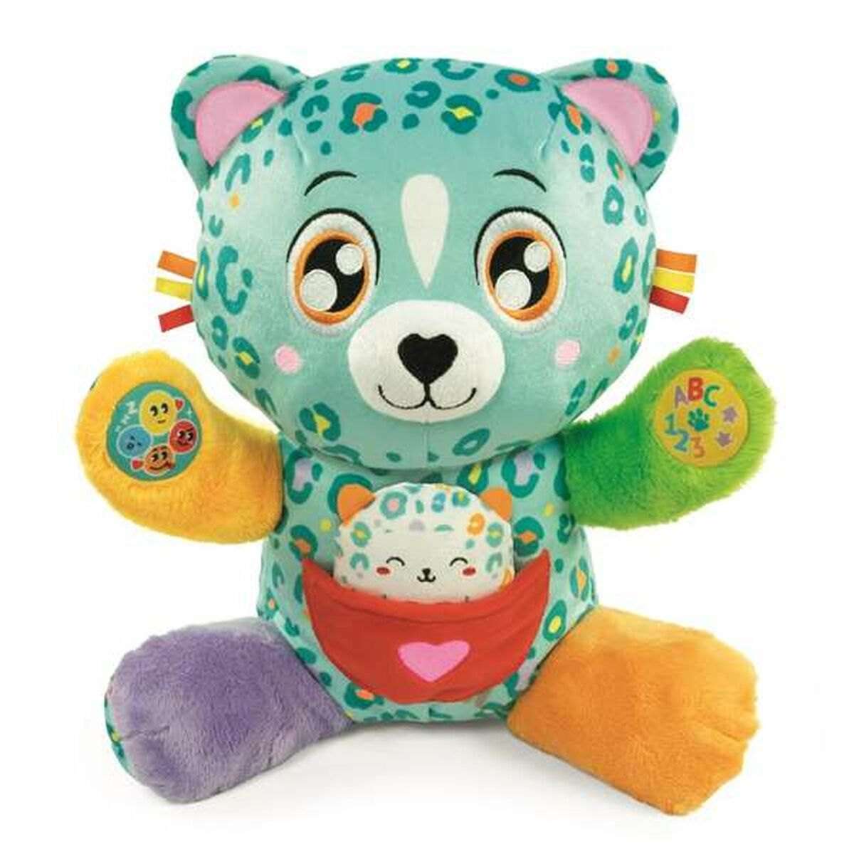 Un peluche de oso con estampado de leopardo verde azulado con un osito en su bolsillo rojo, sobre blanco.