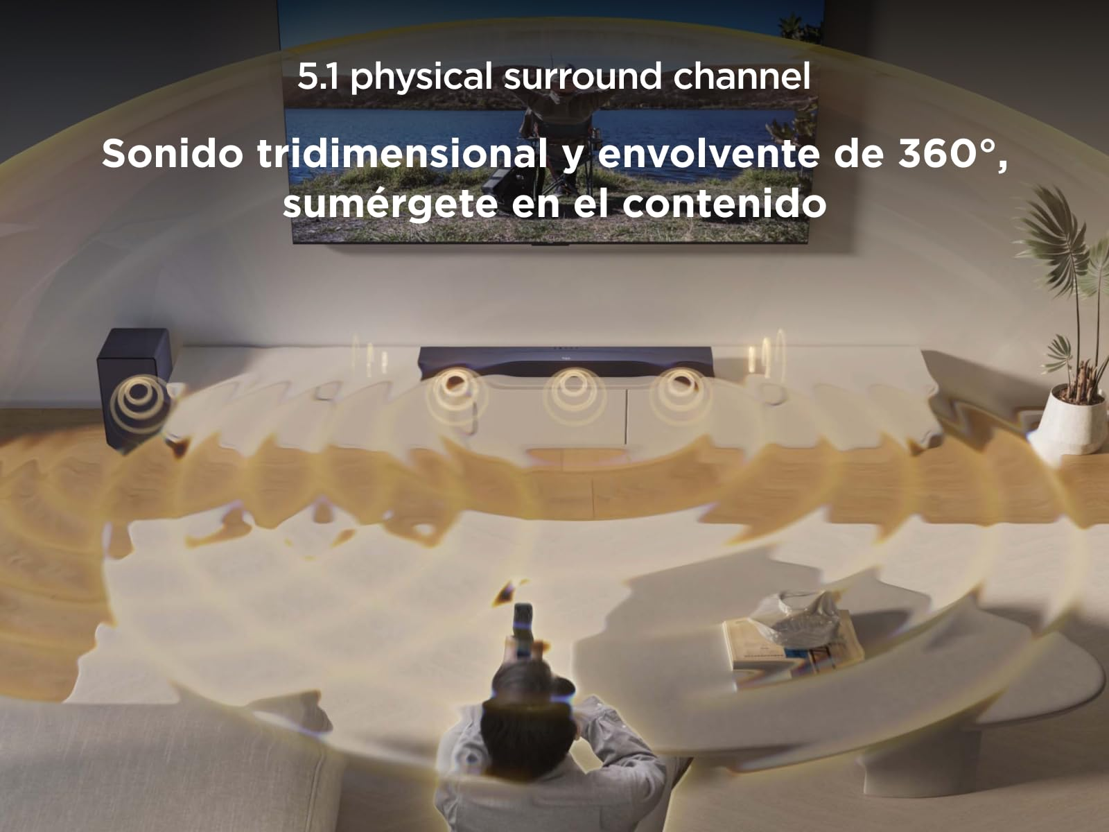 Mężczyzna siedzi, ogląda telewizję, fale dźwiękowe wydobywają się z soundbara.