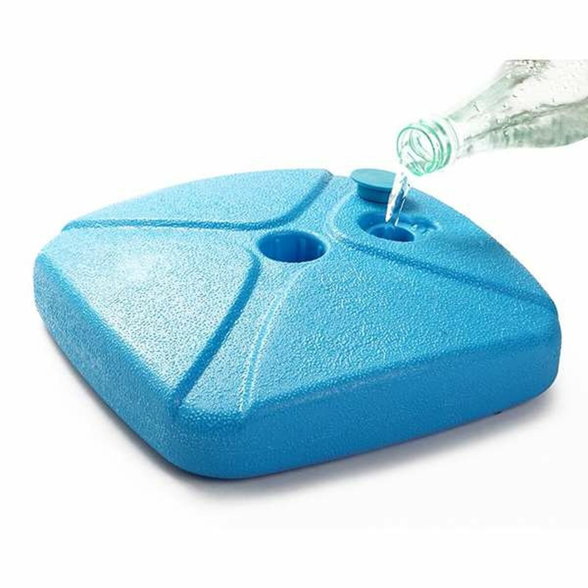 Una base blu viene riempita d'acqua da una bottiglia.