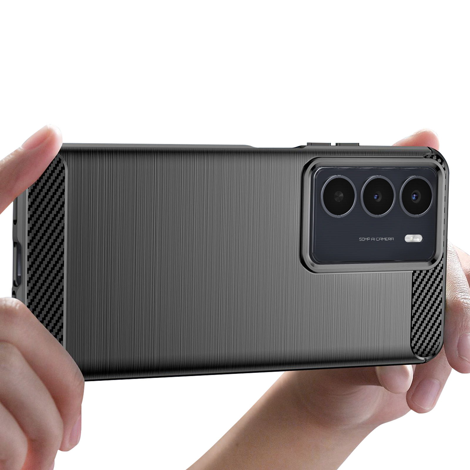 Custodia nera per telefono con trama in fibra di carbonio e configurazione a tripla fotocamera. La custodia è tenuta da due mani.