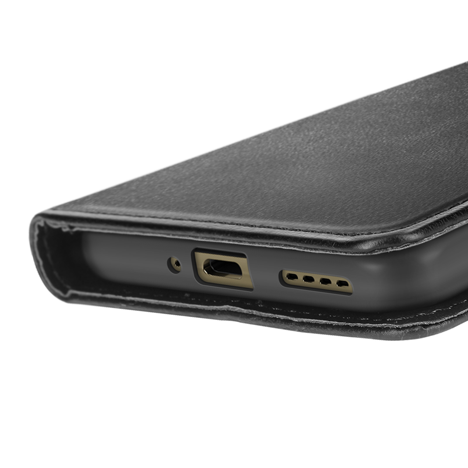 Primo piano di una custodia per telefono in pelle nera. Mostra la parte inferiore della custodia con una porta USB e fori per altoparlanti.