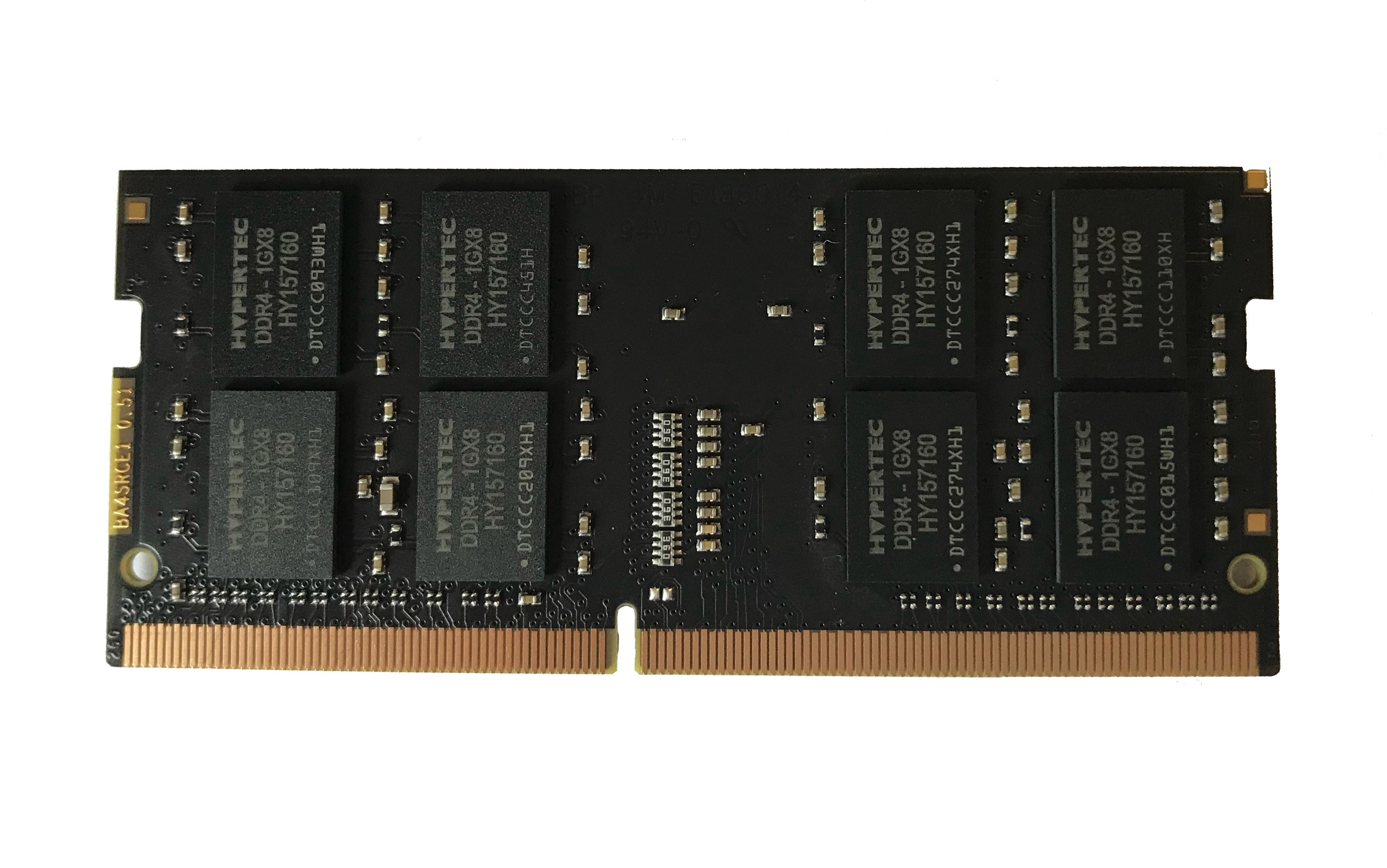 Modulo di memoria RAM nero. Connettore dorato in basso, chip in alto.