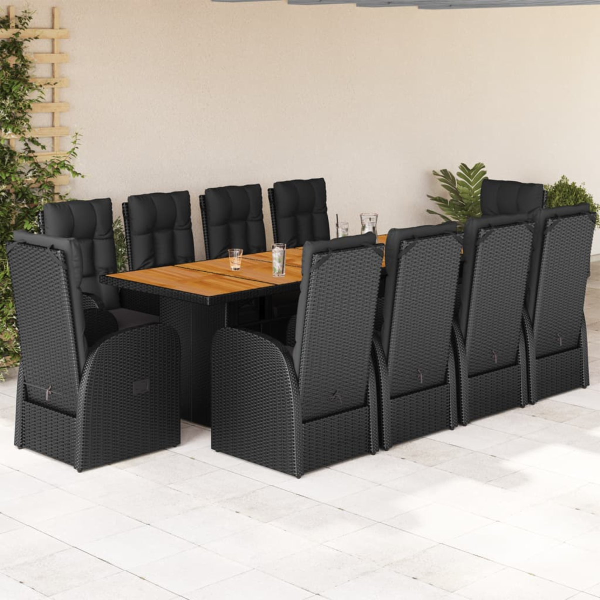 Set da pranzo per esterni con sedie nere attorno a un tavolo in legno. Sfondo bianco.