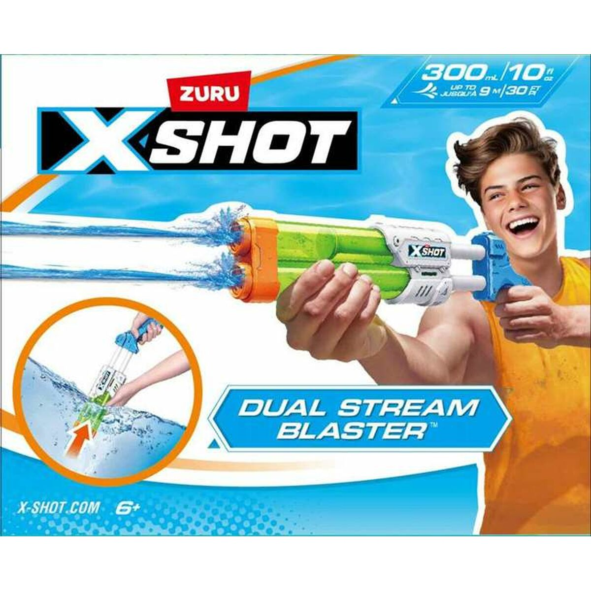 Ein Junge hält den XShot Dual Stream Blaster. Die Wasserpistole ist grün, weiß, blau und orange.