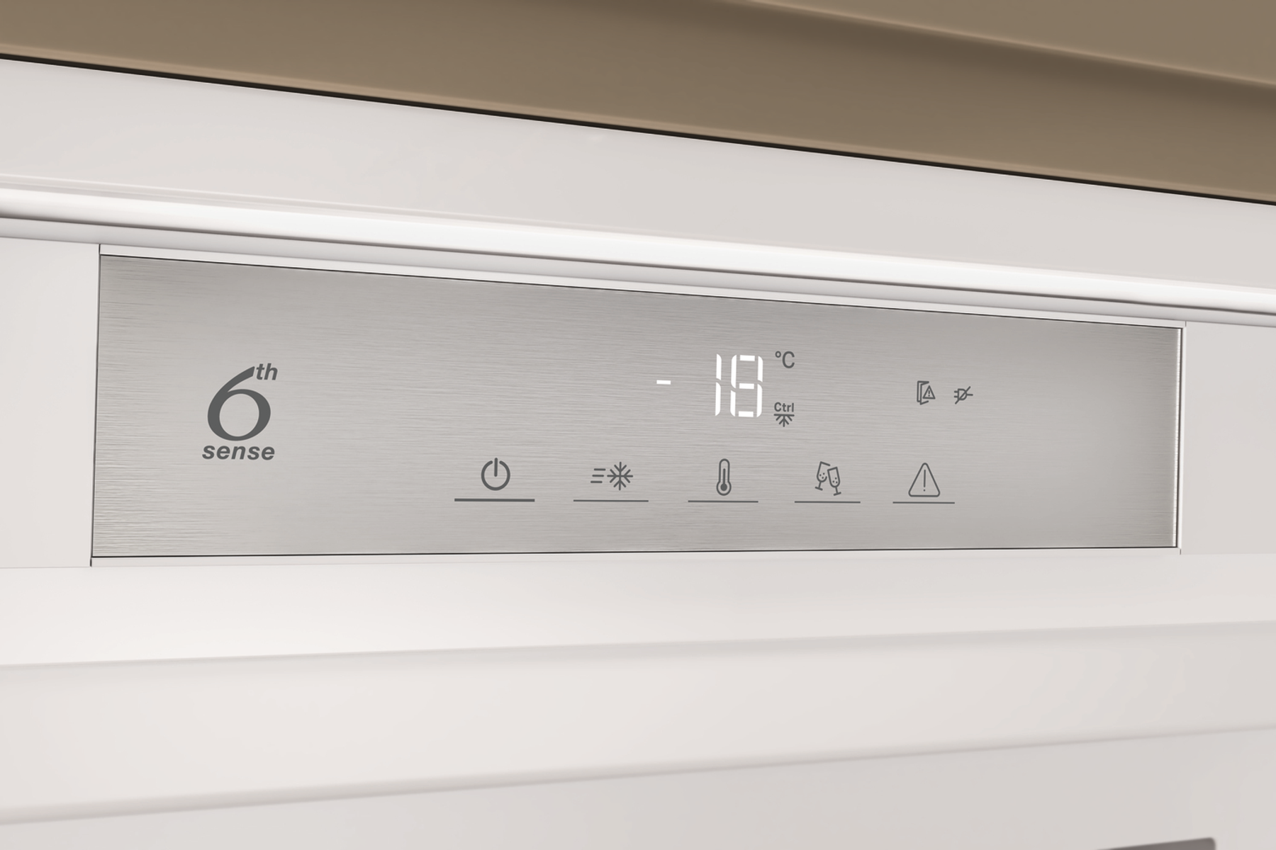 Primo piano sul documento. Mostra le informazioni sul prodotto con Haier, modello HBW7518C, efficienza energetica.
