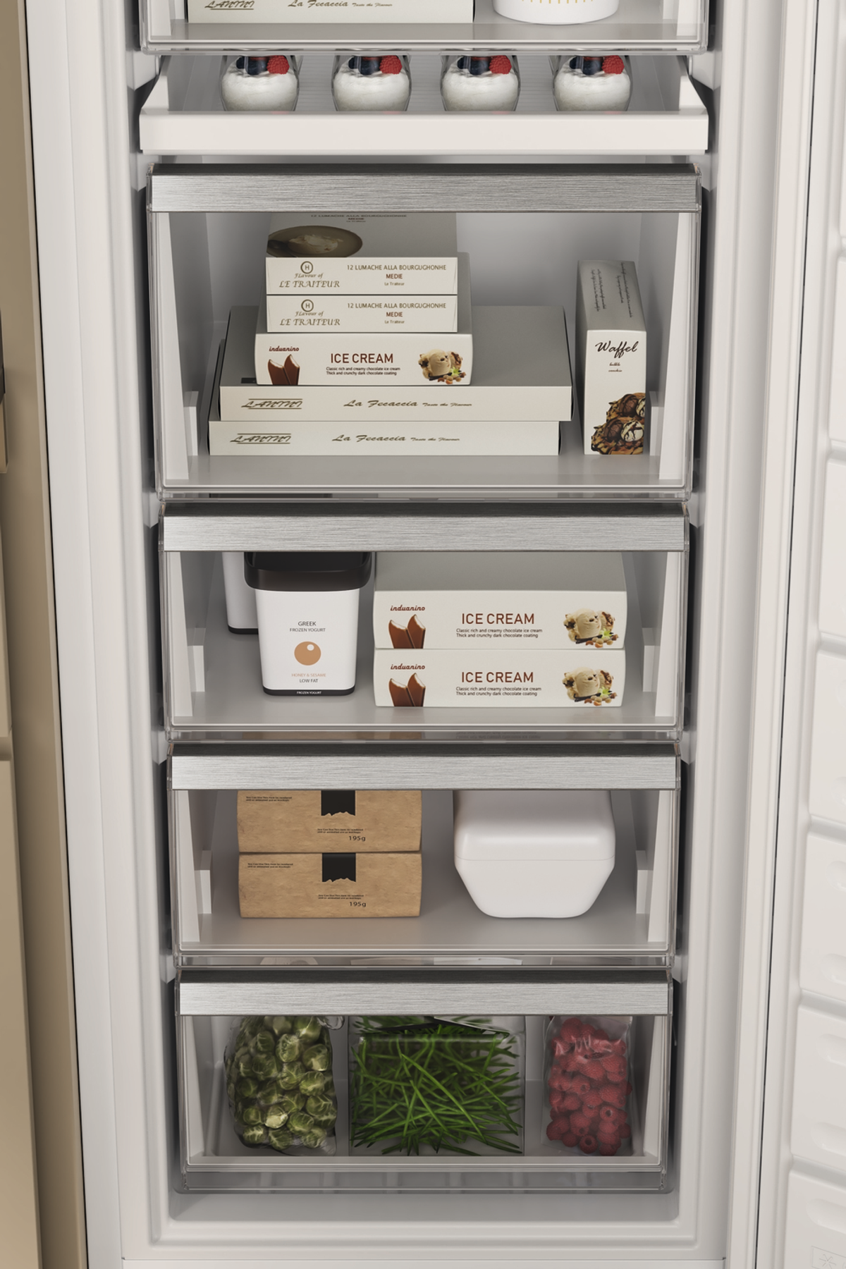 Interno di un frigorifero. Mostra cassetti pieni di gelato, pasticcini e verdure.