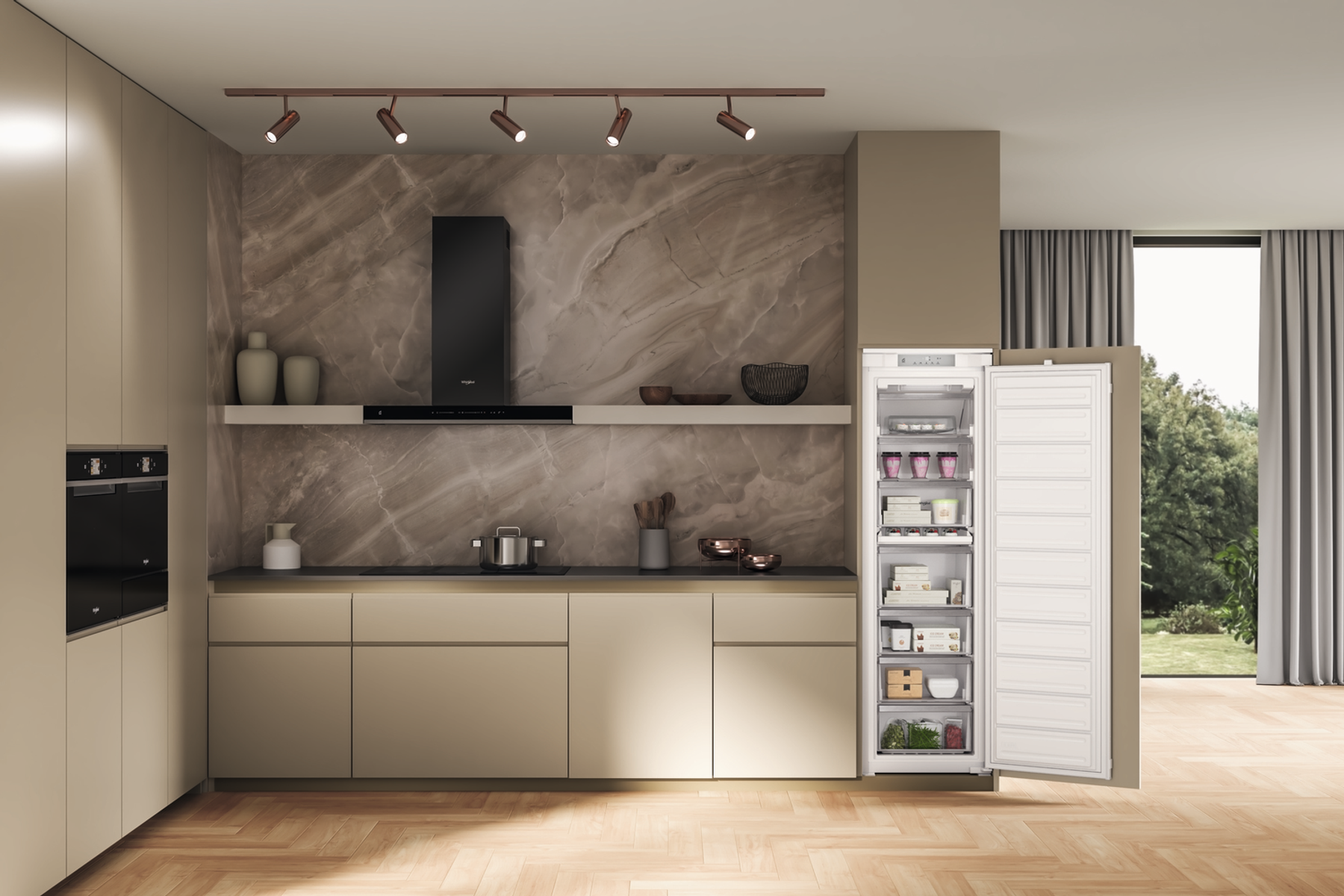 Interni di una cucina moderna. Frigorifero, armadi e zona cottura con cappa e faretti.