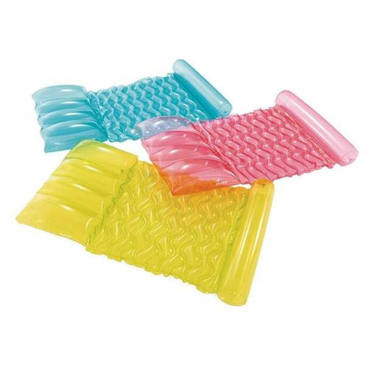 Drei bunte aufblasbare Pool-Schwimmmatratzen. Sie sind in Blau, Rosa, Gelb und Transparent.
