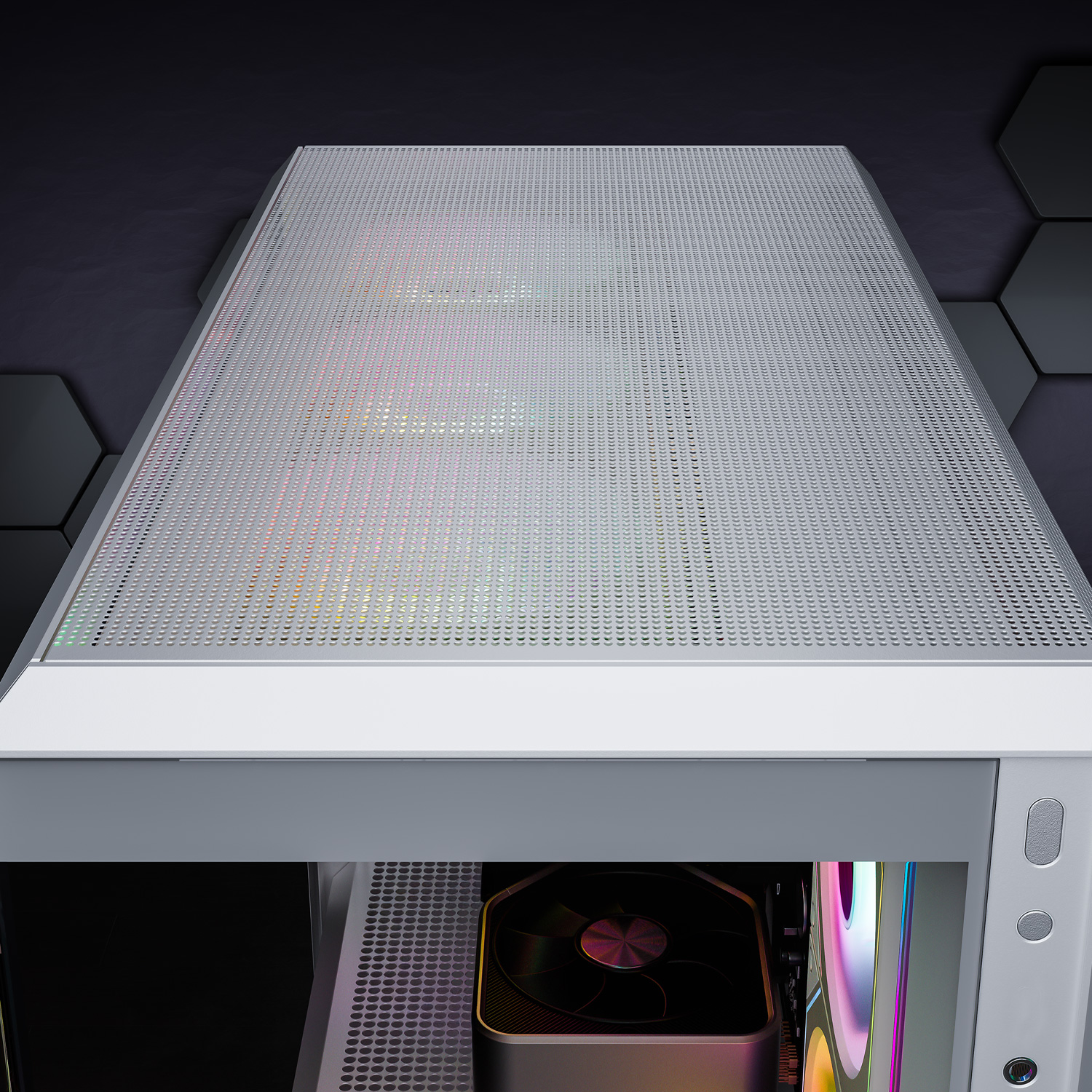 Nahaufnahme eines Computergehäuses mit perforierter Oberseite. Der Innenraum ist farbig beleuchtet.