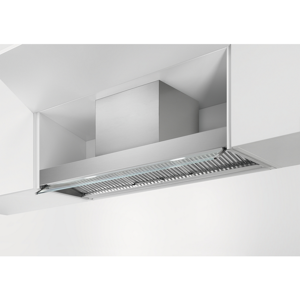 Cappa in acciaio inox installata sotto pensili bianchi, con estetica luminosa e pulita.