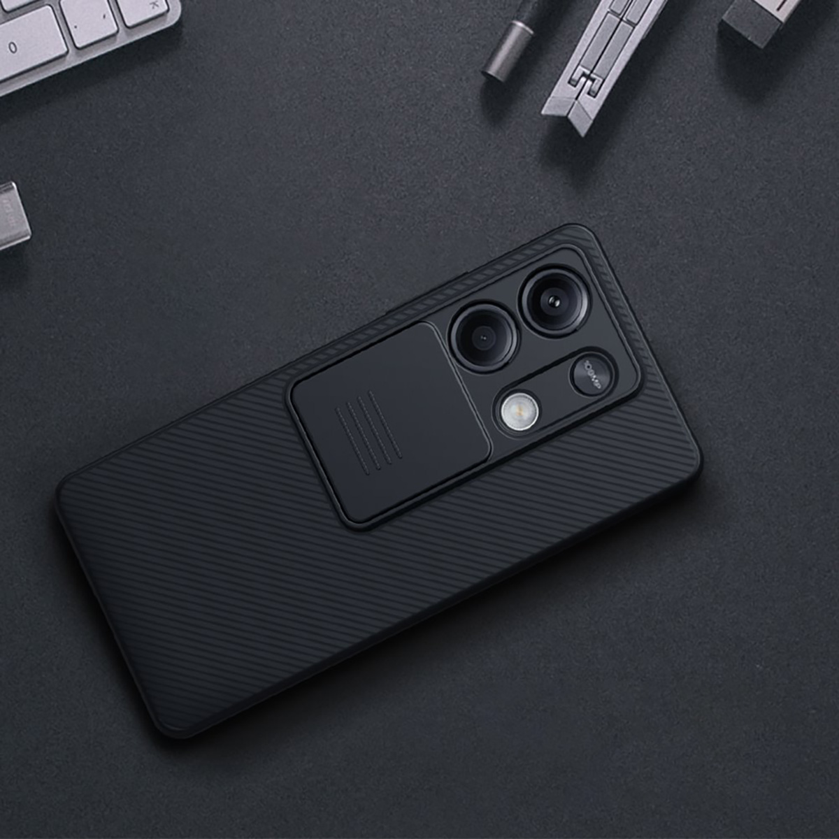 Una custodia per telefono nera con copertura scorrevole per la fotocamera e sfondo nero.