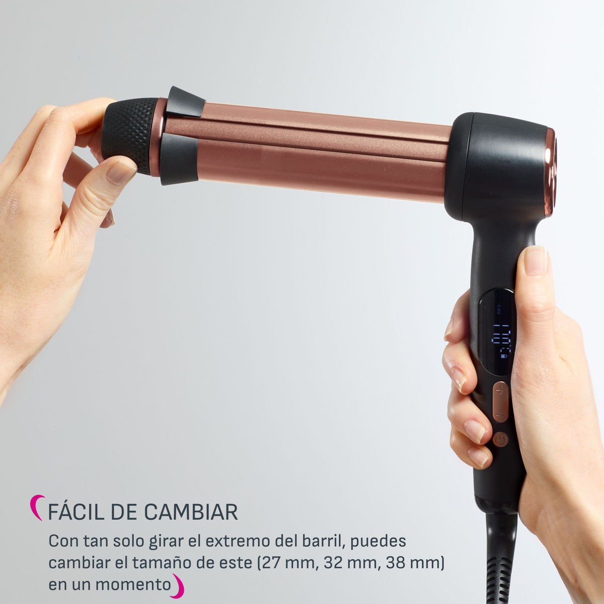 Mani di donna che tengono un arricciacapelli. Testo: 'Fácil de cambiar', che significa Facile da cambiare.