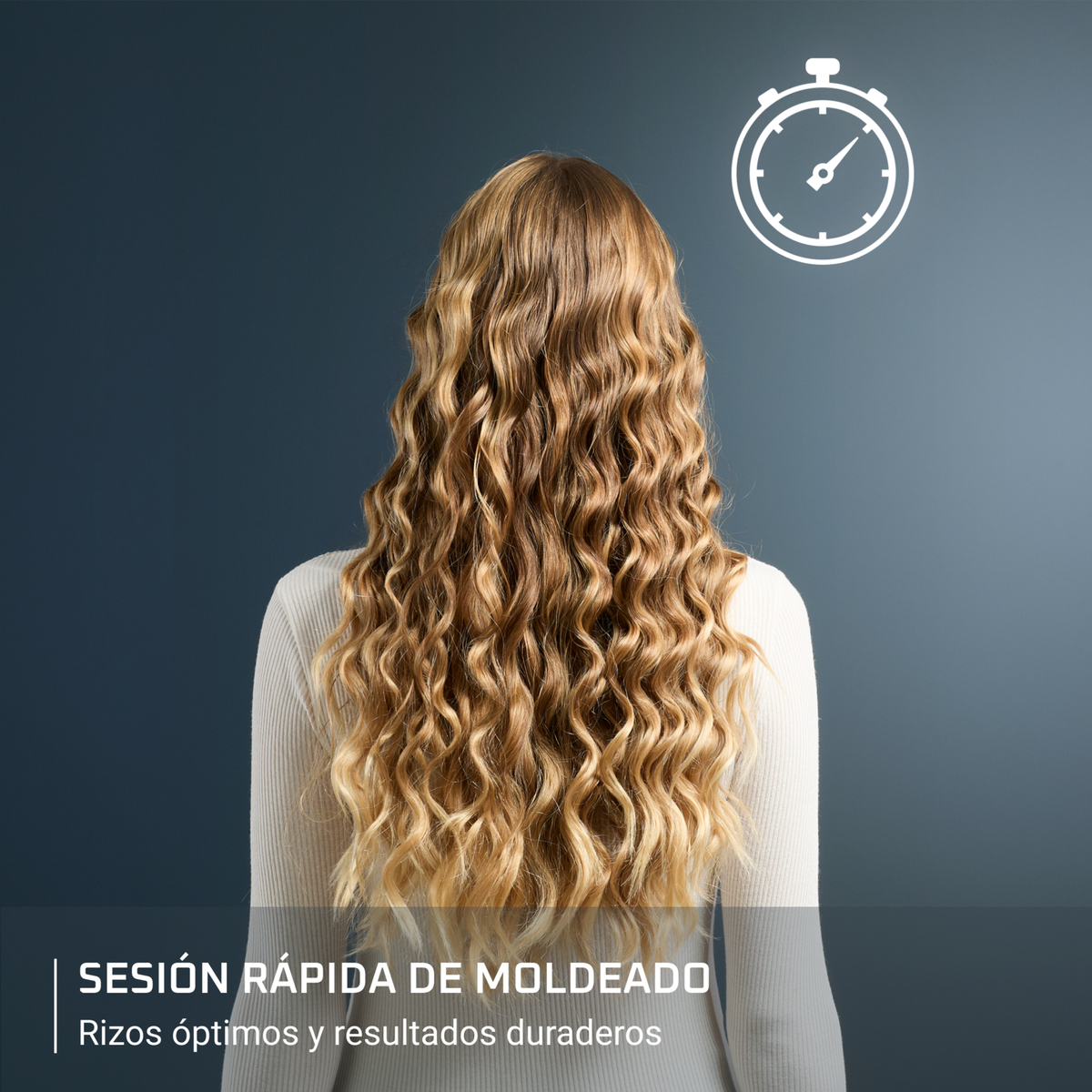 Donna con capelli biondi ricci, vista posteriore. Icona timer. Testo: Sessione di modellatura rapida, ricci ottimali, risultati duraturi.