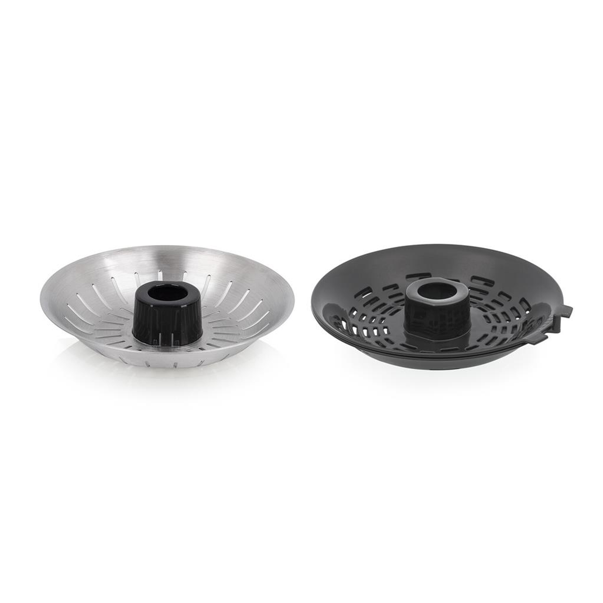 Coladores de fregadero de cocina de acero inoxidable y negros, fondo blanco.
