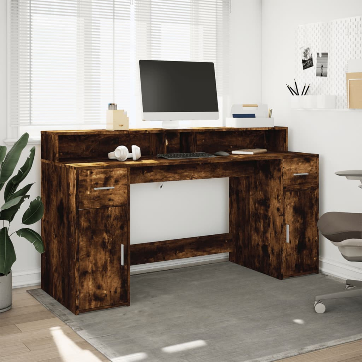 Holzschreibtisch mit Schubladen, einem Monitor und einem Fenster im Hintergrund. Es gibt Kopfhörer und eine Tastatur.
