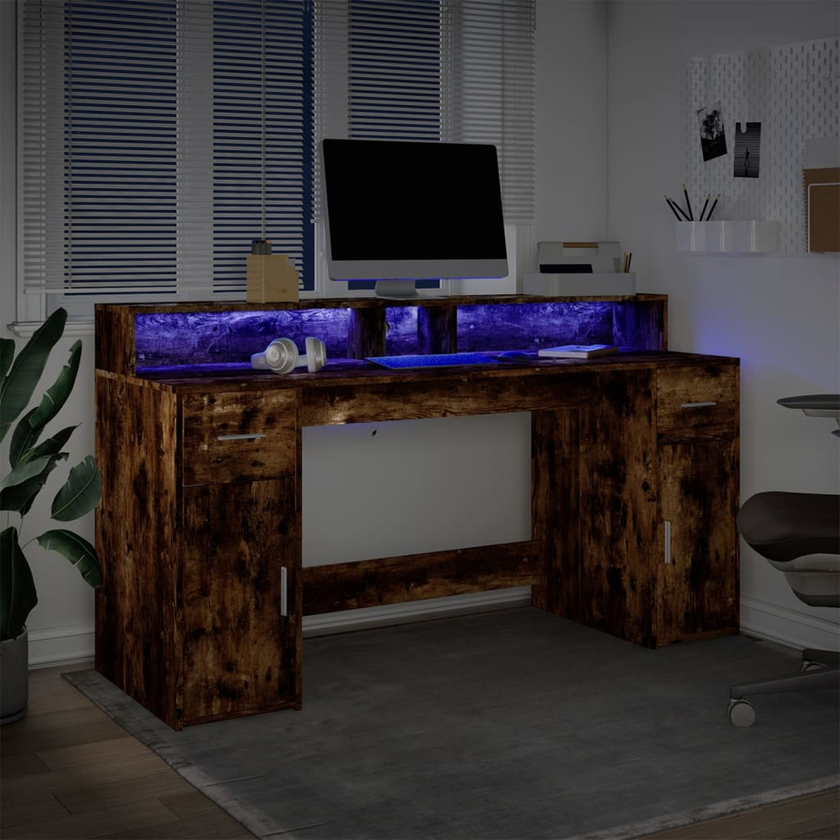 Computertisch mit Monitor, Tastatur und Kopfhörern. Er hat blaue LED-Beleuchtung.
