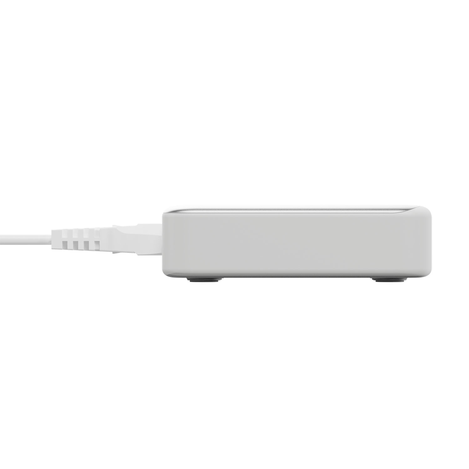 Ein weißes Adapter mit einem weißen Ladekabel, das eingesteckt ist. Das Kabel ist mit dem Adapter verbunden.